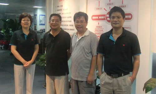 右一88858cc永利官网互联董事长杨冰之，右二中科院研究生院教授吕本富， 左一88858cc永利官网互联总经理郑爱军，左二互联网研究专家王俊秀