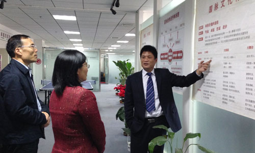 （左一）宁波市智慧城市研究院院长　顾德道　　　 　　　　　　。ㄗ蠖）宁波市智慧城市建设工作领导小组办公室主任　谢月娣