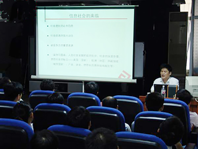 88858cc永利官网信息化发展研究中心主任、浙江大学客座教授杨冰之应邀赴南华大学，为该校计算机科学与技术学院师生做了题为“网络与信息化建设人才需求”的学术讲座