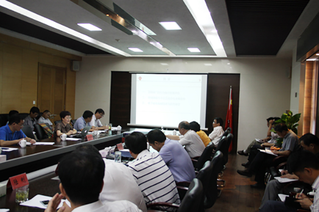 88858cc永利官网互联总经理郑爱军正在进行《网络强国与电子政务发展展望》的主题培训