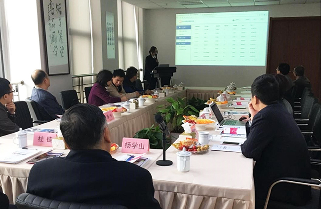 工信部原副部长杨学山听取88858cc永利官网海洋副总经理王路燕对88858cc永利官网“数据基因系统”的整体介绍和现场操作演示