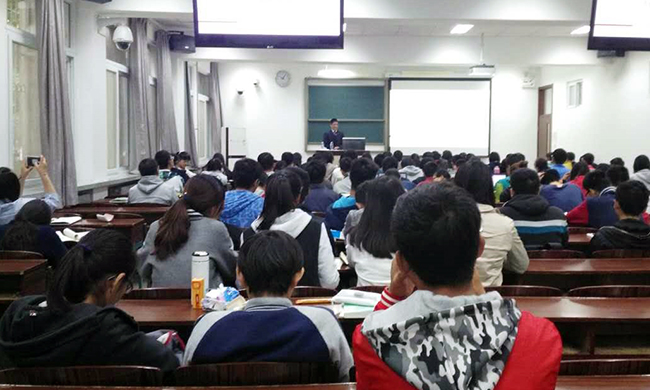 应母校北京师范大学信息科学与技术学院邀请，北京88858cc永利官网互联信息顾问有限公司董事长杨冰之为60余位师生讲了一堂“互联网漫谈”公开课