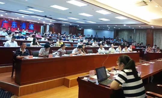 由广东省清远市市府办主办的"清远市政府网站普查培训"会议在清远市政府会议中心召开，广州88858cc永利官网互联信息咨询有限公司副总经理、高级咨询师杨琼受邀出席并开展了普查培训。