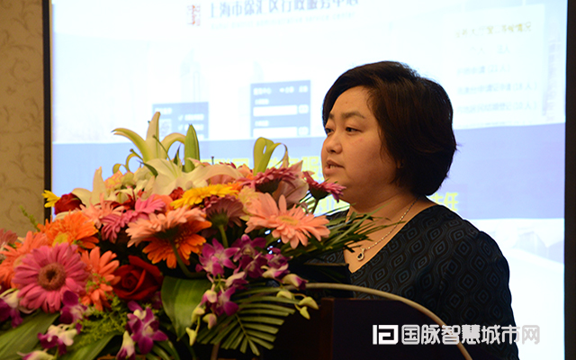 在“2015中国互联网+信息社会高端论坛”上，上海市徐汇区虹梅路街道办事处主任万小岚分享了徐汇区发展“互联网+政务”的三大工作经验。