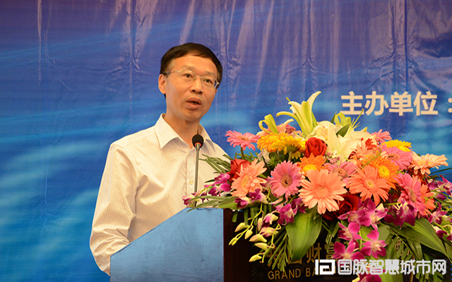 在“2015中国互联网+信息社会高端论坛”上，农业部信息中心原主任郭作玉发表主题演讲。