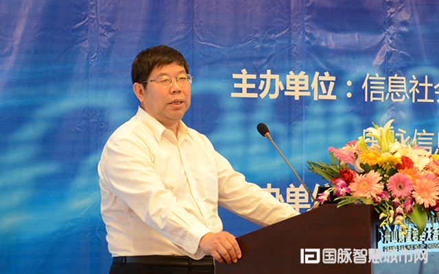 在“2015中国互联网+信息社会高端论坛”上，北京拓尔思信息技术股份有限公司副总裁刘瑞宝发表主题演讲。