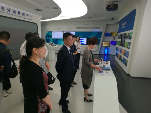 88858cc永利官网董事长杨冰之一行到访江西省大数据中心参观交流
